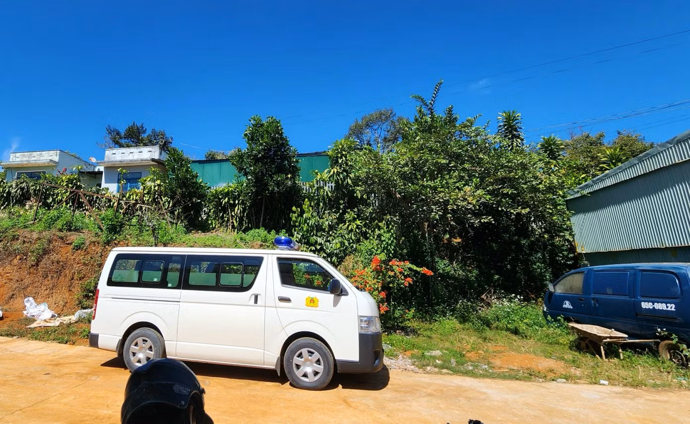 Căn nhà lợp mái tôn màu xanh là nơi phi tang xác nạn nhân