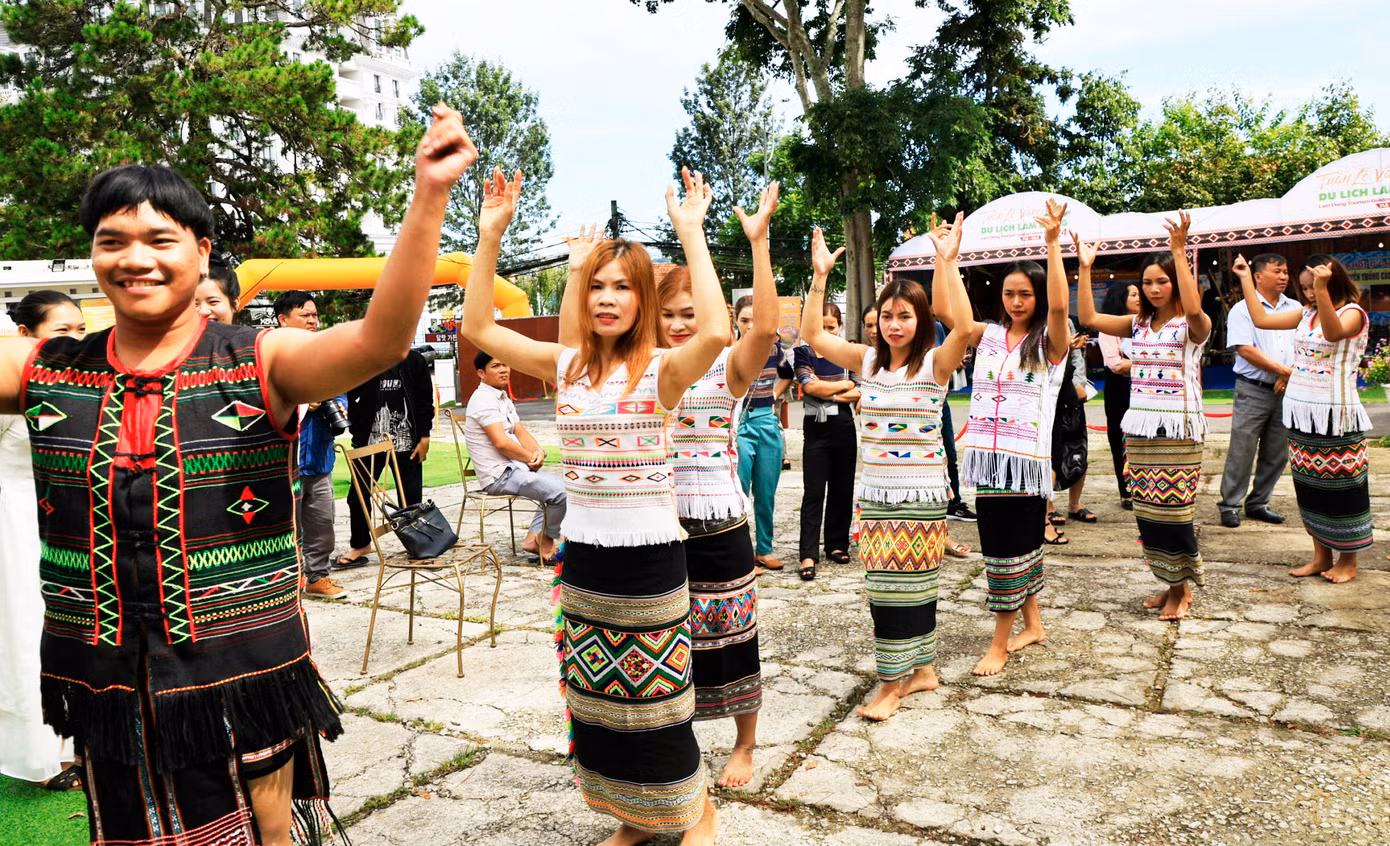 Vũ điệu trong lễ hội Mừng lúa mới của người Mạ.