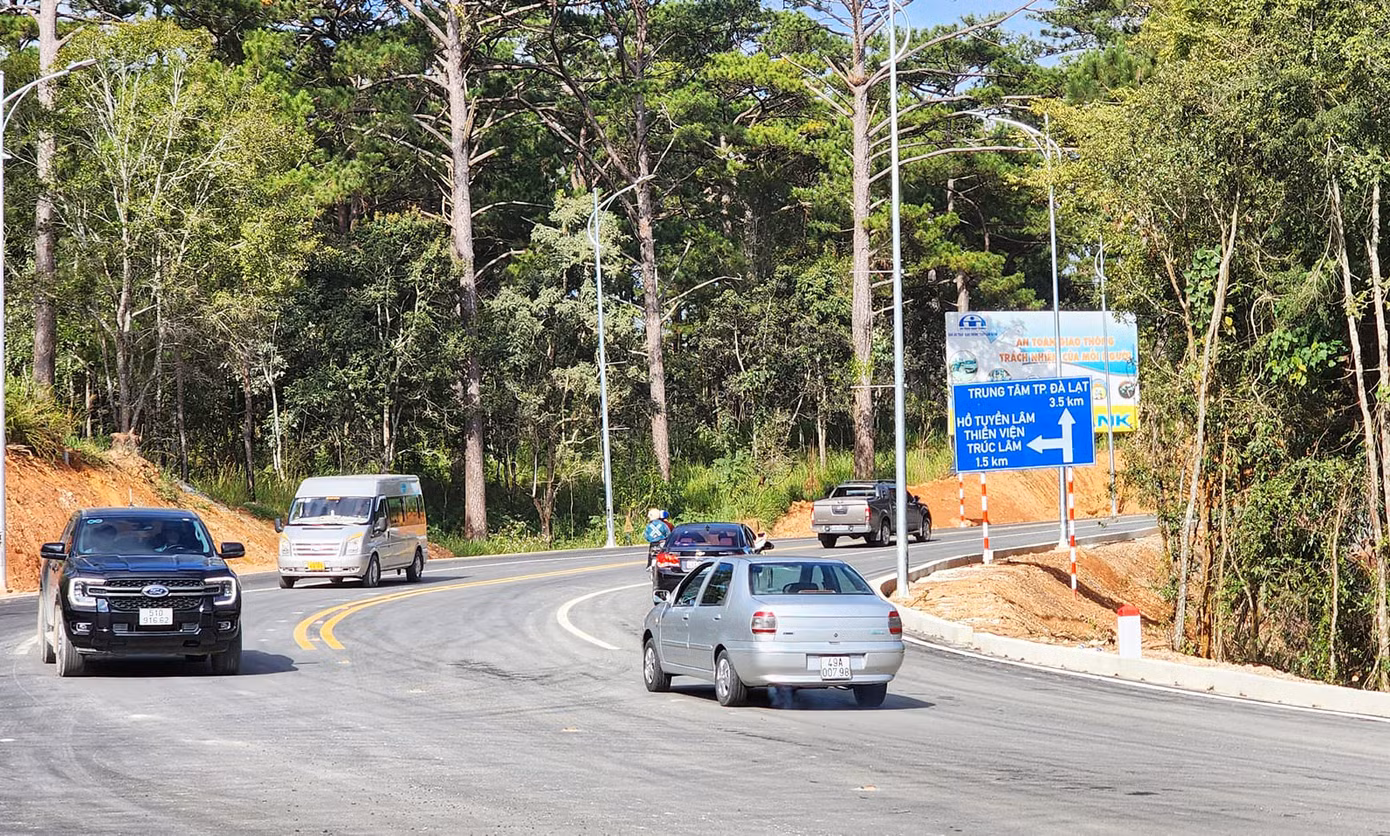 Nhiều xe di chuyển trên đèo Prenn để đến hồ Tuyền Lâm