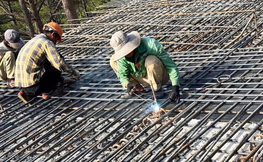 Công nhân chia ca làm việc suốt ngày đêm