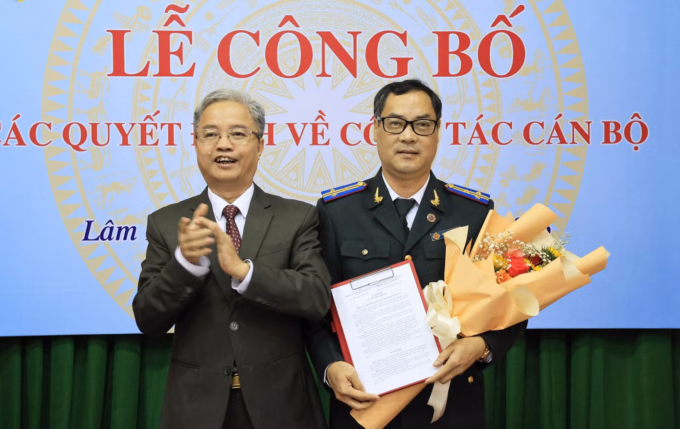 Tổng cục trưởng Tổng Cục THADS trao quyết định điều động, biệt phái ông Trần Văn Phong