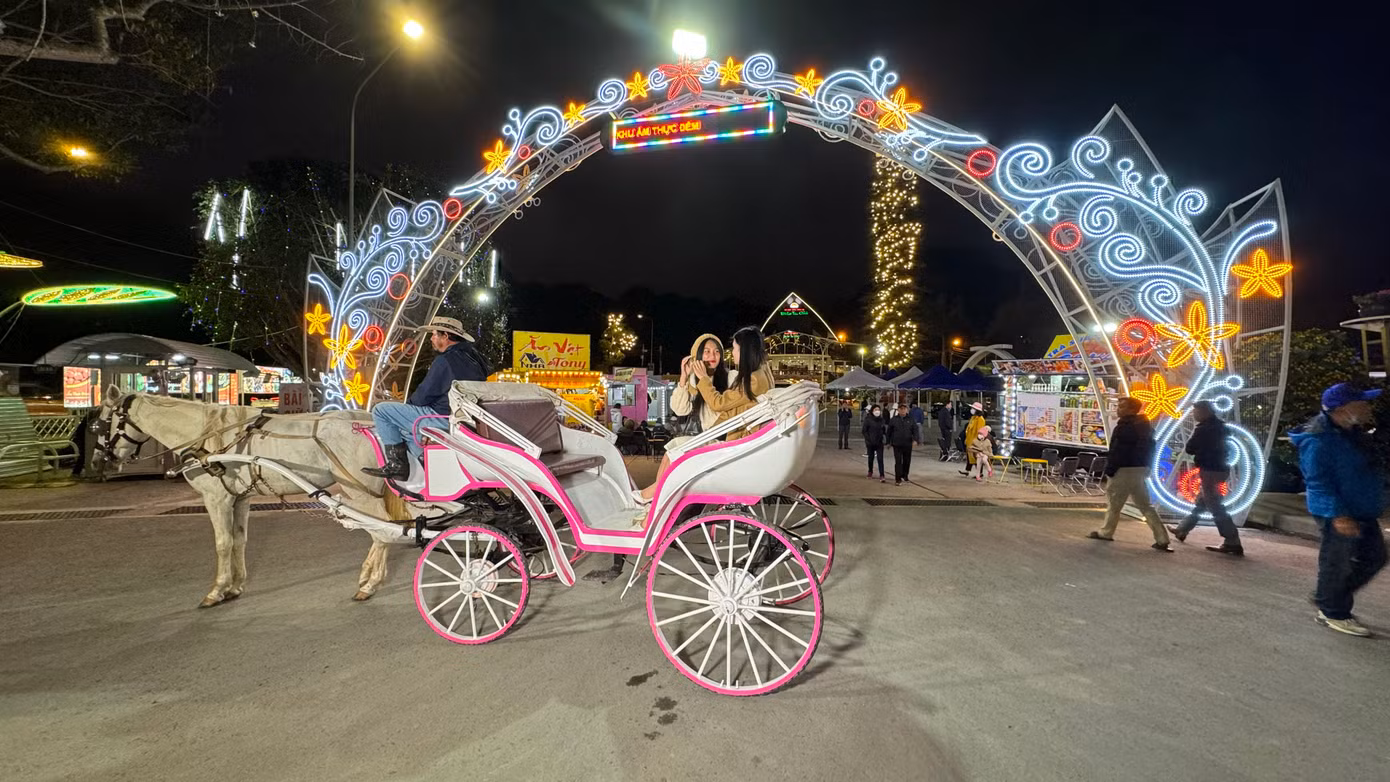 Trước cổng Khu ẩm thực đêm tại Vườn hoa Đà Lạt.