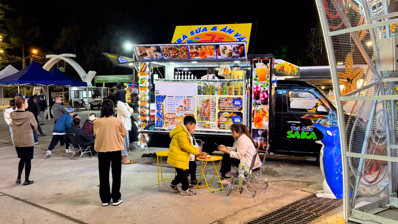 Một góc Khu ẩm thực đêm.