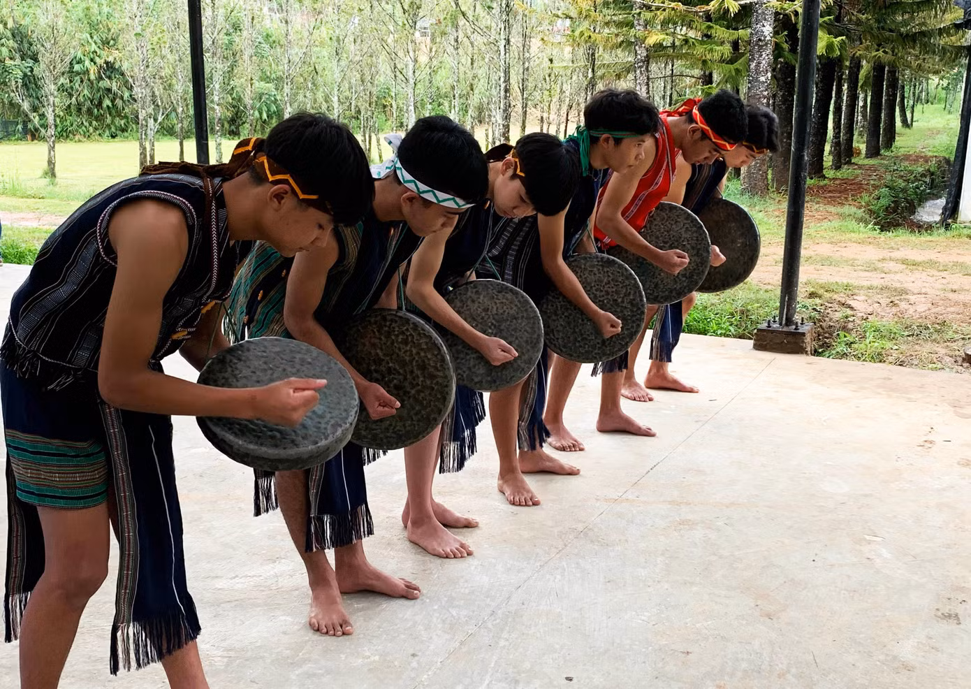Trai làng đánh cồng chiêng mừng đám cưới