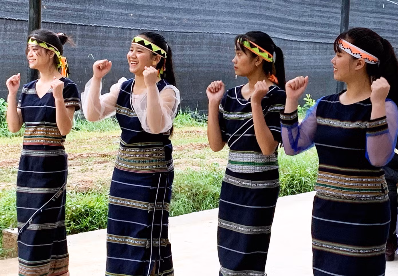 Các sơn nữ múa nhịp nhàng trong vòng xoang