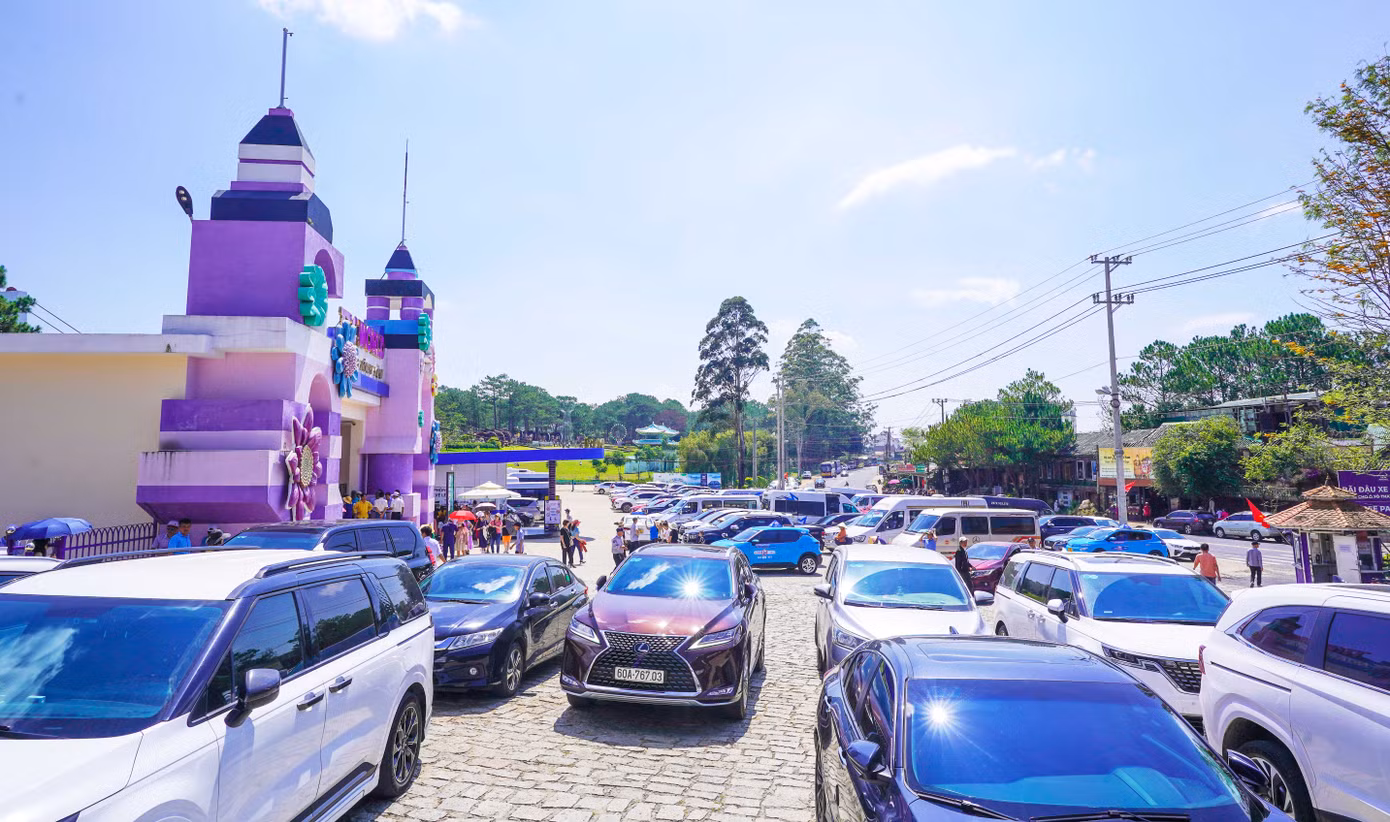 Du khách đổ về khu điểm du lịch.