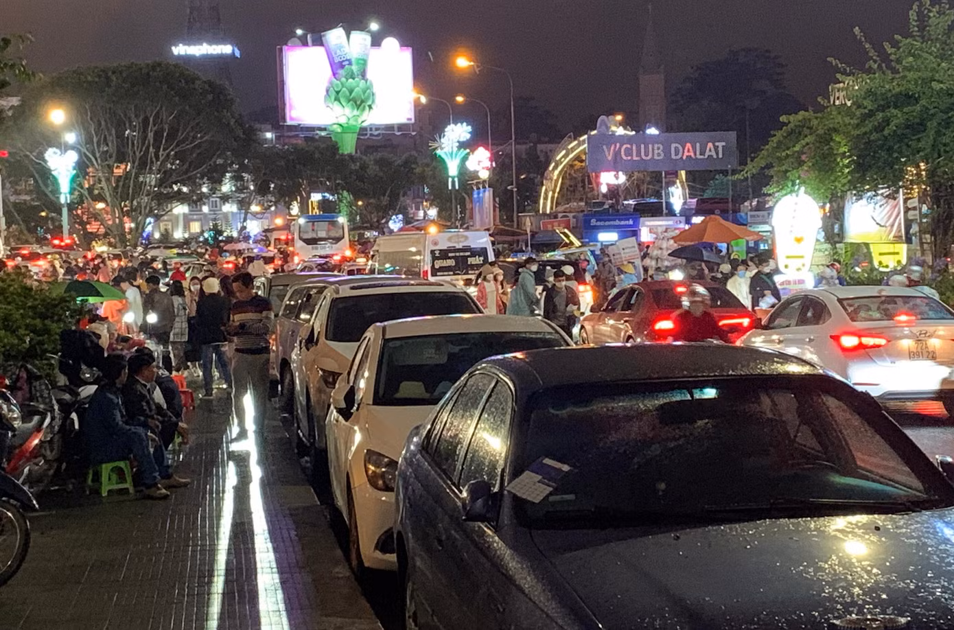Đường vào chợ đêm và lên khu Hòa Bình ùn ứ cục bộ