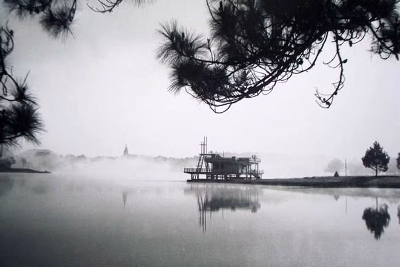 Ảnh Hồ Xuân Hương - Đà Lạt (1952) của cố nghệ sĩ nhiếp ảnh Đặng Văn Thông.