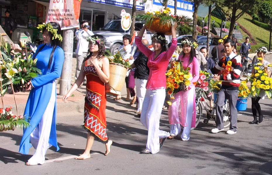 Trình diễn thời trang hoa trên đường phố