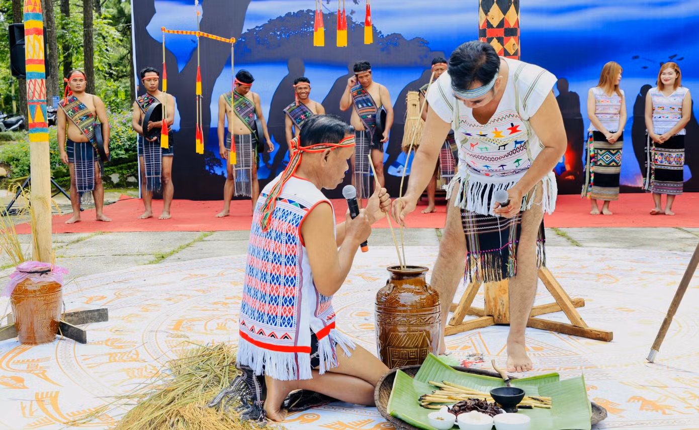 Khi mở ché rượu cần.