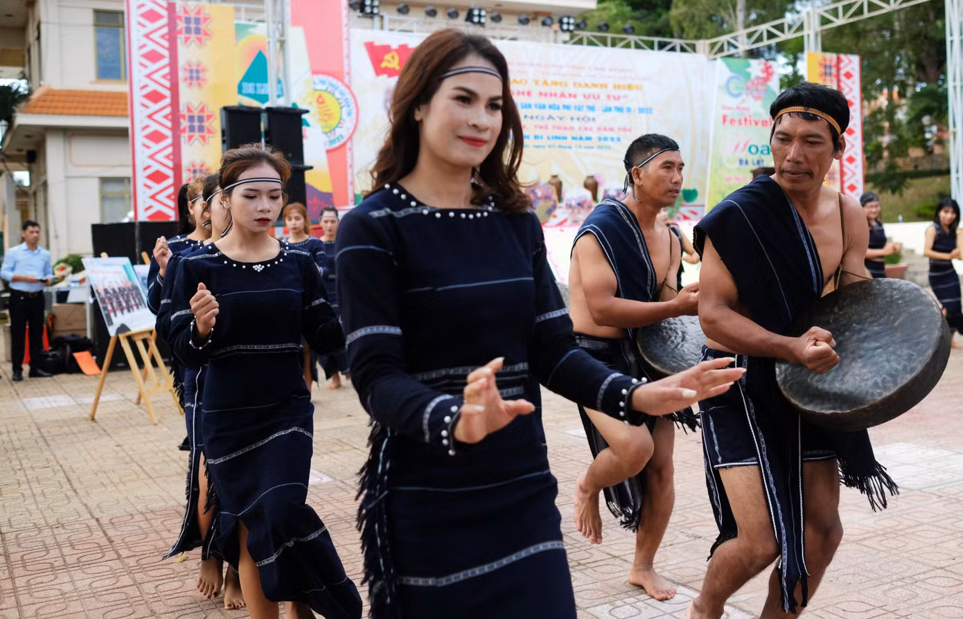 Dân làng hào hứng tham gia đánh chiêng, biễu diễn các vũ điệu truyền thống