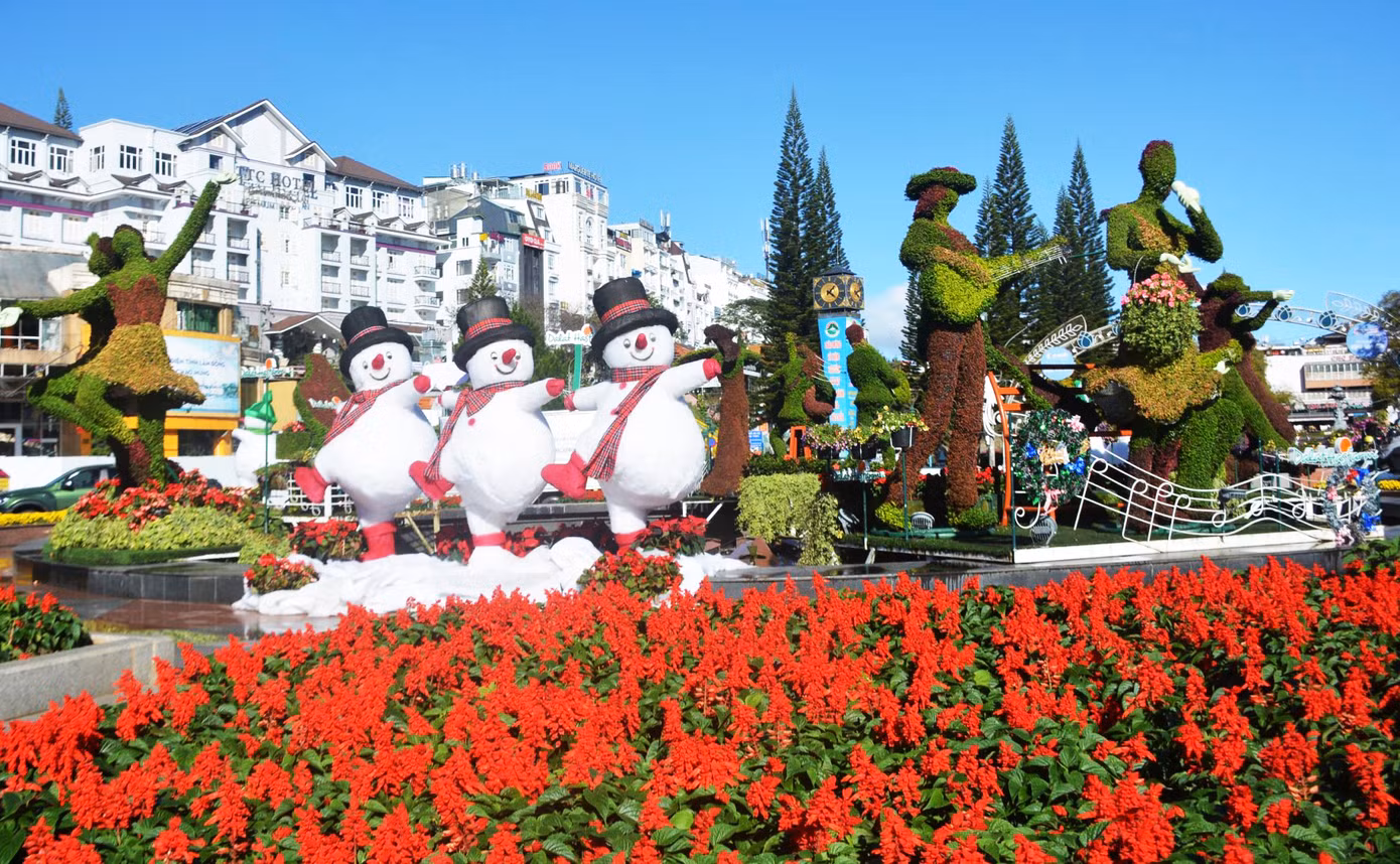 Tiểu cảnh hoa trên đường phố Đà Lạt.