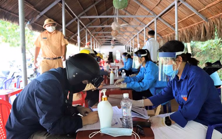 Nhiều đoàn viên, thanh niên bám trụ tại các chốt kiểm dịch ra vào cửa ngõ tỉnh Lâm Đồng