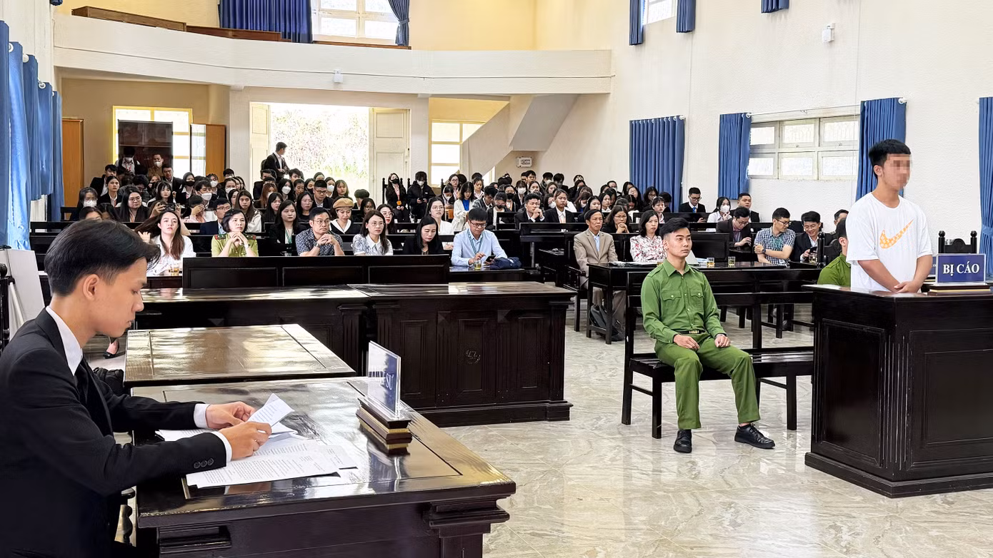 Nhiều sinh viên tham dự phiên tòa giả định