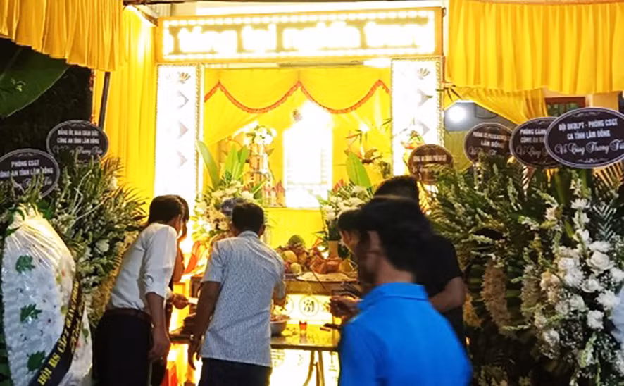 Đại diện cơ quan công an viếng đám tang của anh Phạm Ngọc Anh