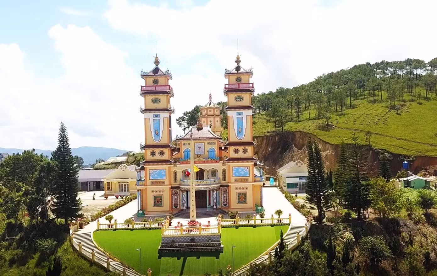 Thánh thất tọa lạc trên đồi thông