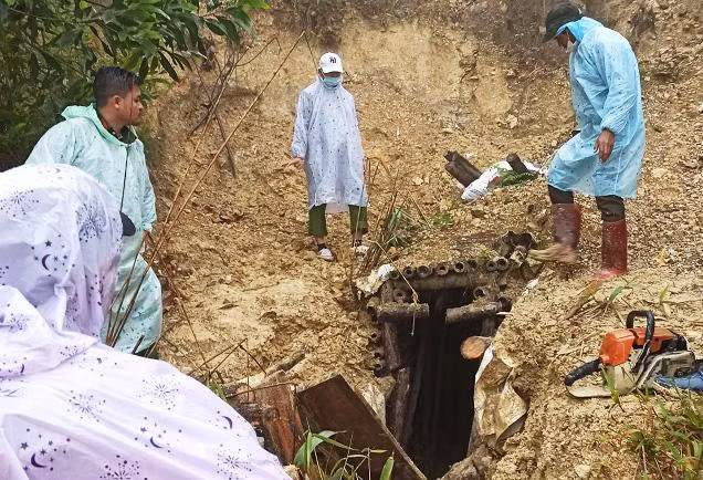 Một đường hầm khai thác vàng bị lực lượng công an phát hiện