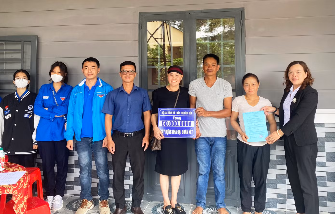 Ủng hộ hàng chục triệu xây nhà đại đoàn kết cho một hộ dân ở B'Lao Sirê
