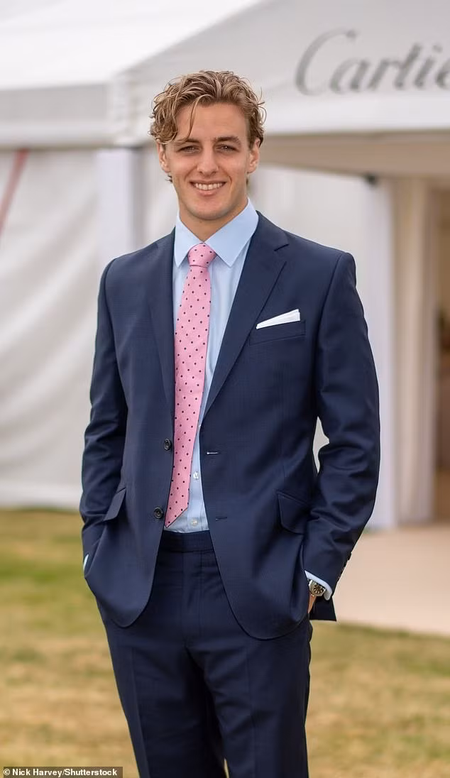 Alexander Ogilvy là con trai duy nhất của James và Julia Ogilvy. Chàng quý tộc 27 tuổi là cháu trai của em họ cố Nữ hoàng Elizabeth II, Công chúa Alexandra của xứ Kent - cháu gái út của Vua George V và Hoàng hậu Mary. Anh xếp thứ 56 trong danh sách thừa kế ngai vàng Vương quốc Anh.