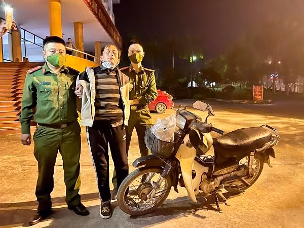 Đối tượng Trần Văn Hiếu và chiếc xe tang vật tại cơ quan CSĐT Công an tỉnh Lào Cai