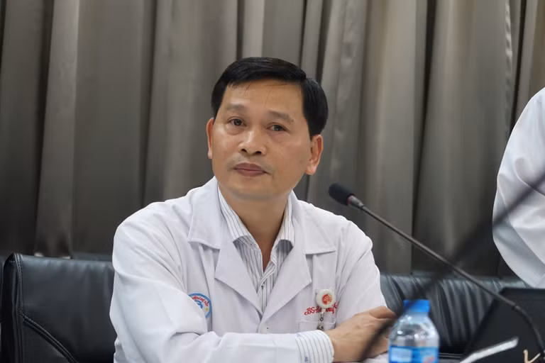 Kinh hoàng gắp hơn 10 mảnh gỗ từ hốc mắt người đàn ông ảnh 3