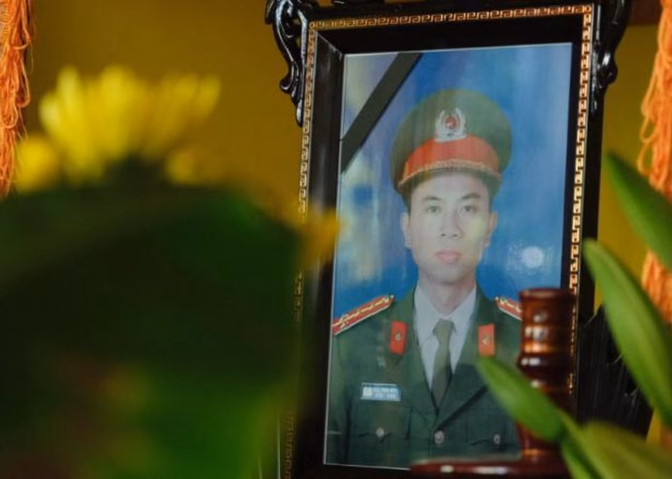 Di ảnh Đại úy Trần Trung Hiếu.