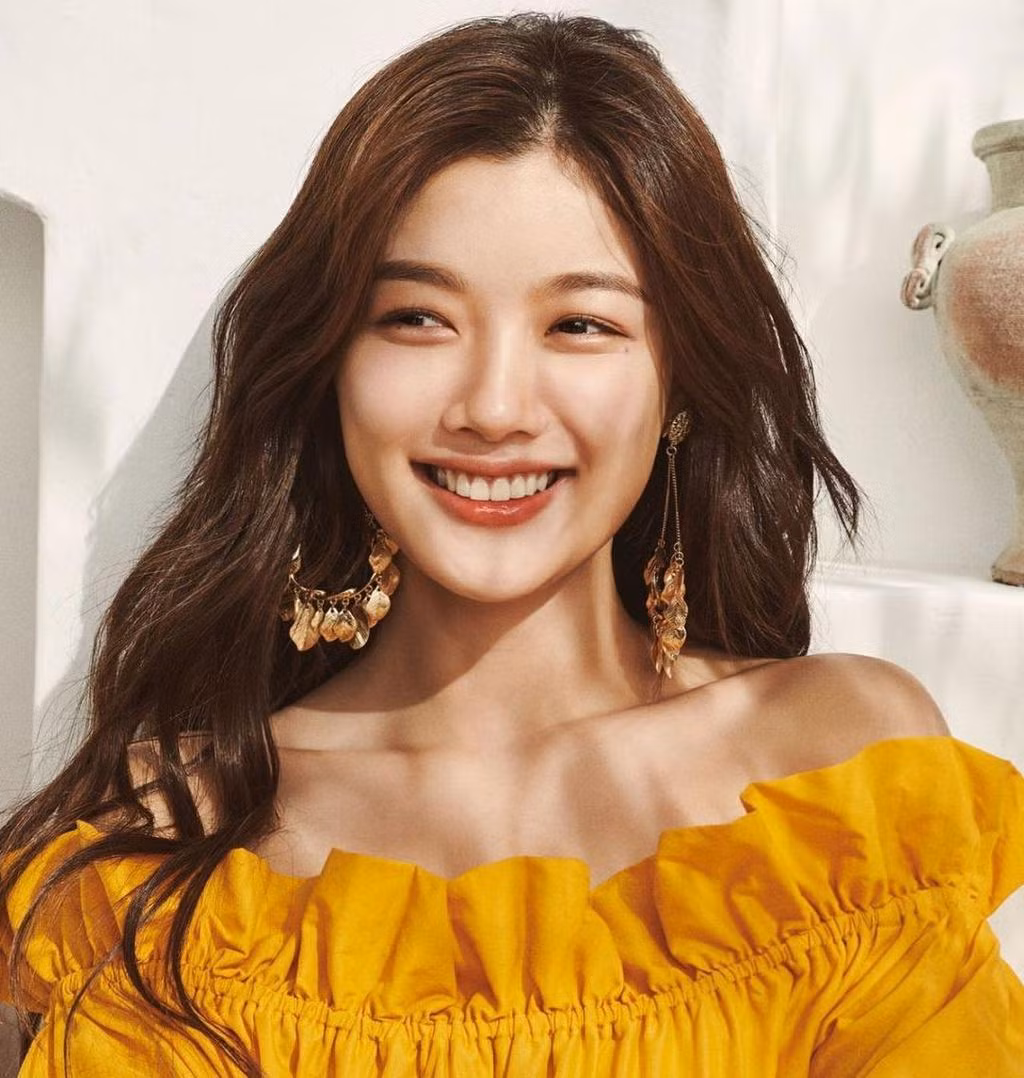 Xếp hạng 2 cũng là một "em gái quốc dân" và là bạn diễn của Kim So Hyun, Kim Yoo Jung, với 20.596 phiếu bầu. Người đẹp 22 tuổi xuất thân sao nhí, đóng phim từ lúc 5 tuổi. Một số tác phẩm nổi bật của cô là "Mặt trăng ôm Mặt trời" (2012), "Khi mẹ ra tay" (2015), "Mây họa ánh trăng" (2016)...