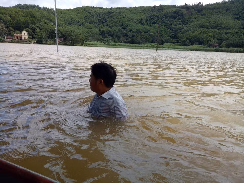 Lũ tràn về trong đêm, dân tháo chạy ảnh 3