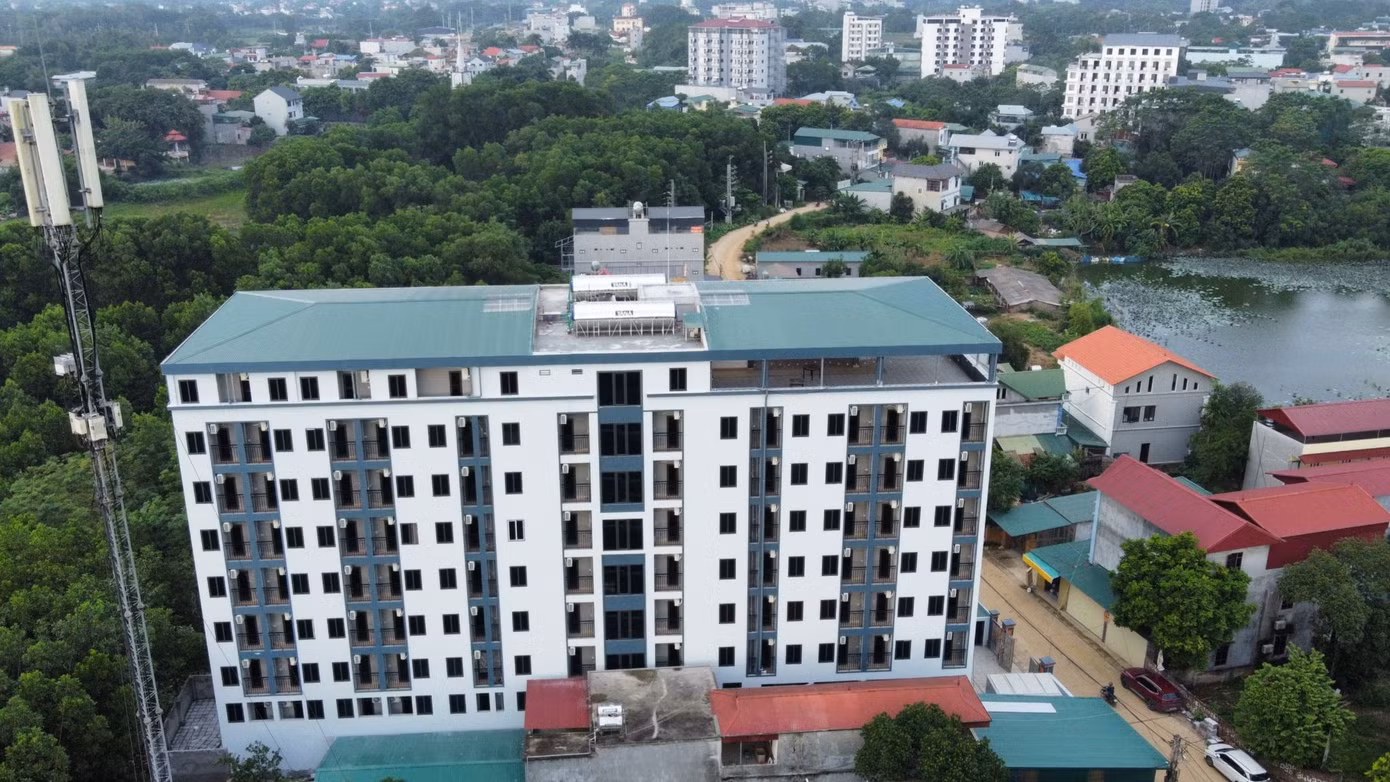 Tòa nhà với tên gọi “Chung cư cao cấp My House” nằm trên đường Phú Hữu (xã Tân Xã) cao 10 tầng, có quy mô khoảng 200 căn hộ cho thuê.