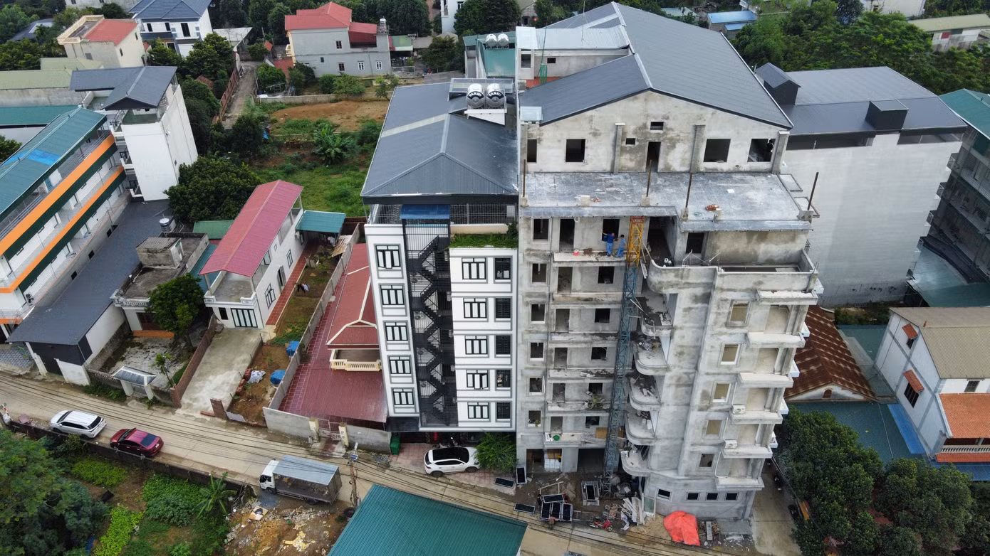 Ngay gần “Chung cư cao cấp My House”, một tổ hợp chung cư khác cũng đang ngày đêm xây dựng, hoàn thiện.