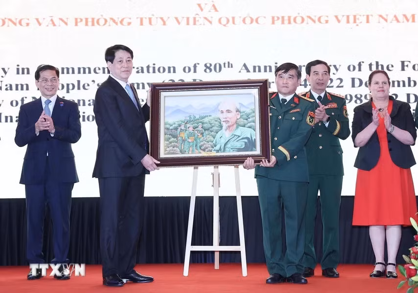Chủ tịch nước Lương Cường tặng bức tranh chân dung Chủ tịch Hồ Chí Minh cho Cơ quan Tùy viên Quốc phòng Việt Nam tại Chile. (Ảnh: Lâm Khánh/TTXVN)