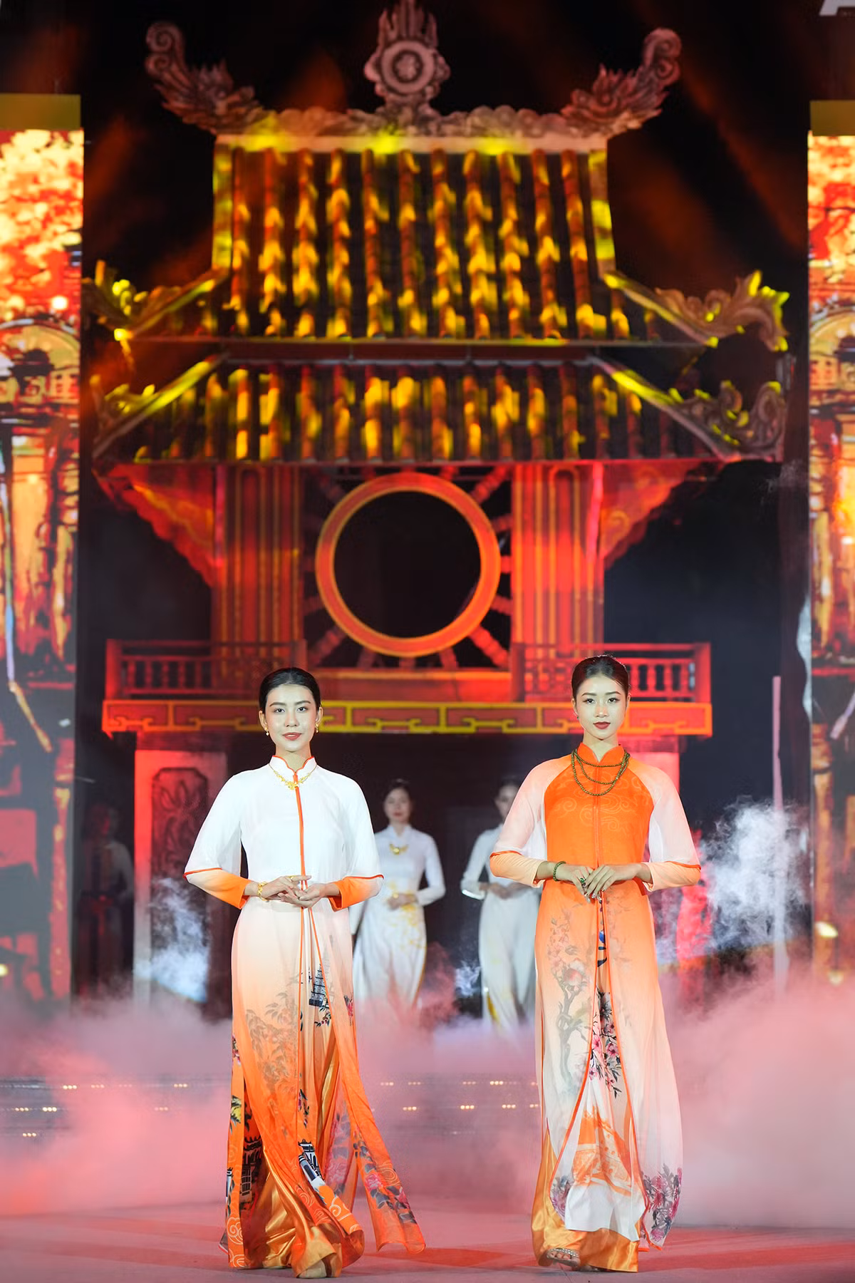 Trong khuôn khổ lễ hội còn có tọa đàm Định hướng và phát triển áo dài trong cộng đồng và kết nối du lịch diễn ra vào ngày 29/10. Chương trình nghệ thuật âm nhạc Nhịp phố cùng các hoạt động bên lề khác.