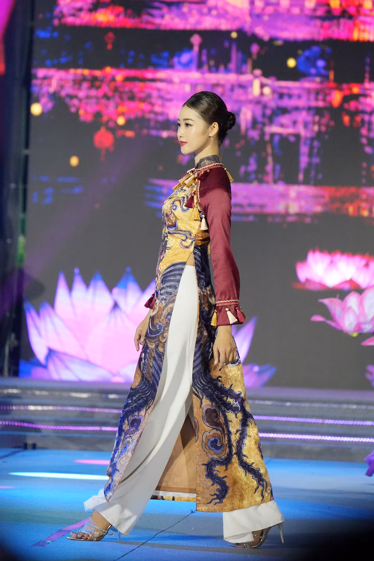 Một trong những điểm nhấn là chương trình biểu diễn nghệ thuật, đồng diễn và diễu hành áo dài của Hội Liên hiệp phụ nữ Hà Nội với sự tham gia của 1.000 người đến từ các cơ quan, đơn vị, doanh nghiệp và nhân dân, trong đó sẽ có đại diện của khoảng 50 gia đình tiêu biểu ở Hà Nội.
