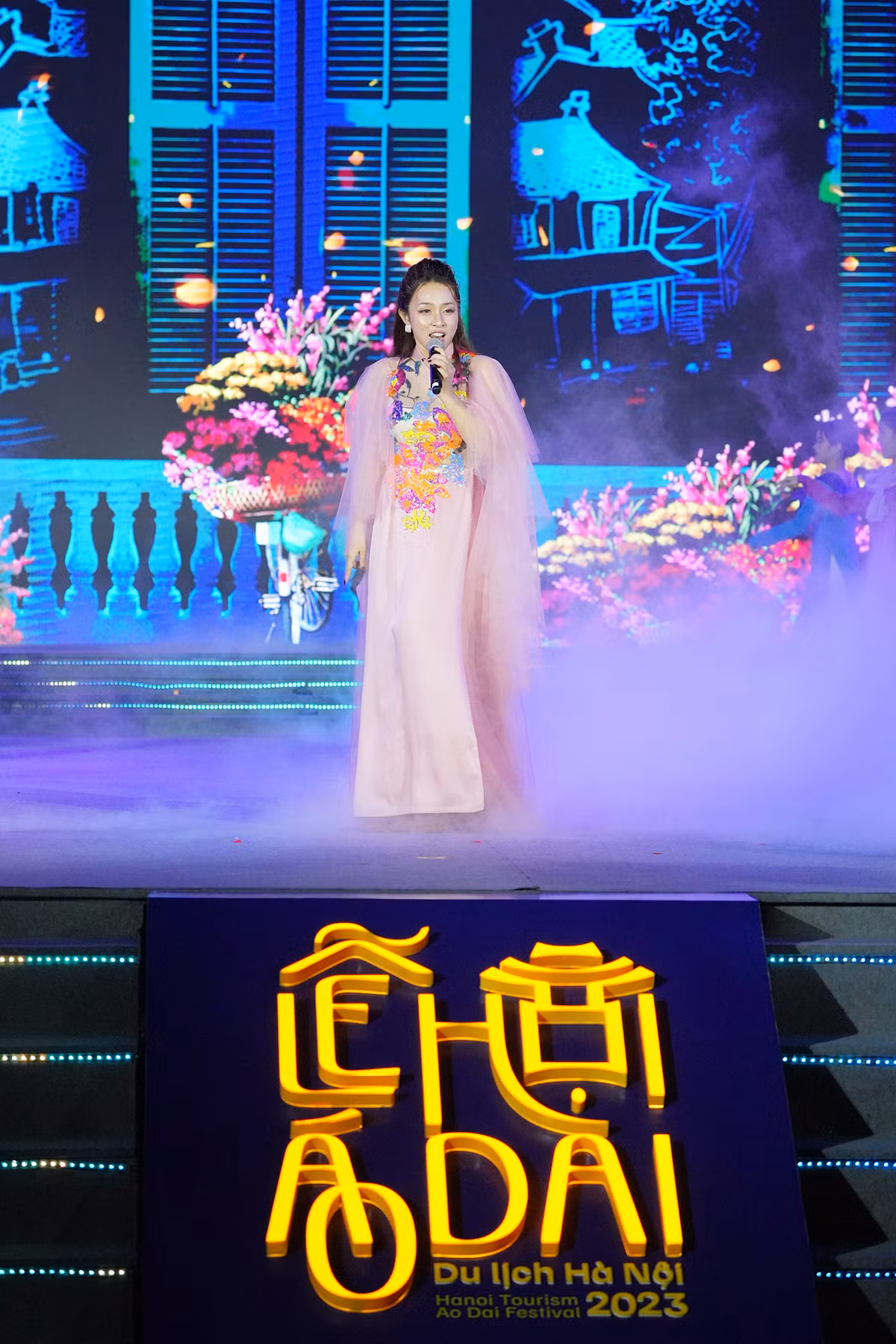 Chương trình khai mạc Lễ hội Áo dài du lịch Hà Nội 2023 được dàn dựng chuyên nghiệp với sự tham gia của nhiều nghệ sĩ như Hà Lê, Đông Hùng, Nguyễn Ngọc Anh, Bảo Trâm... Trong đó, nhiều nghệ sĩ trẻ tham gia biểu diễn, điển hình như nghệ sĩ violon Đào Quang Huy, từng giành giải Nhất tài năng trẻ của Cao đẳng Nghệ thuật Hà Nội, đồng thời từng tham gia biểu diễn một số chương trình nghệ thuật lớn cùng Dàn nhạc giao hưởng Học viện Âm nhạc quốc gia Việt Nam.