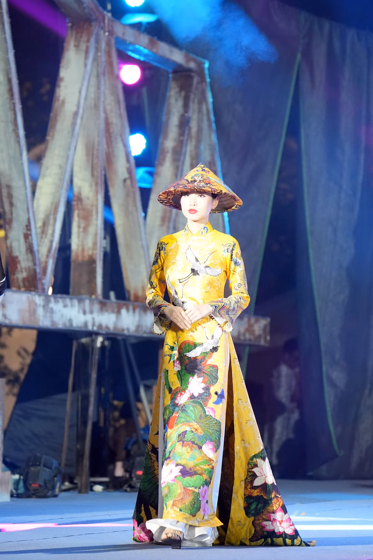 Một trong những điểm nhấn là chương trình biểu diễn nghệ thuật, đồng diễn và diễu hành áo dài của Hội Liên hiệp phụ nữ Hà Nội với sự tham gia của 1.000 người đến từ các cơ quan, đơn vị, doanh nghiệp và nhân dân, trong đó sẽ có đại diện của khoảng 50 gia đình tiêu biểu ở Hà Nội.