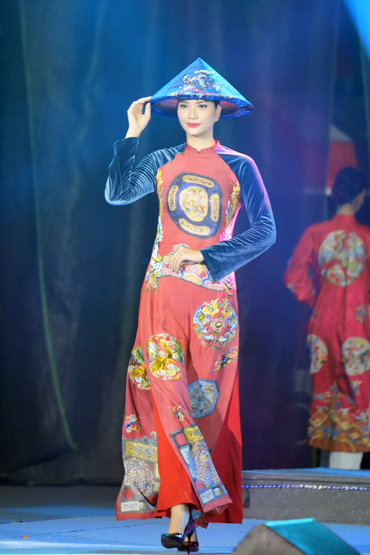 Một trong những điểm nhấn là chương trình biểu diễn nghệ thuật, đồng diễn và diễu hành áo dài của Hội Liên hiệp phụ nữ Hà Nội với sự tham gia của 1.000 người đến từ các cơ quan, đơn vị, doanh nghiệp và nhân dân, trong đó sẽ có đại diện của khoảng 50 gia đình tiêu biểu ở Hà Nội.
