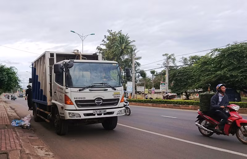 Xe công ty môi trường xả nước bẩn trước khu dân cư ảnh 1