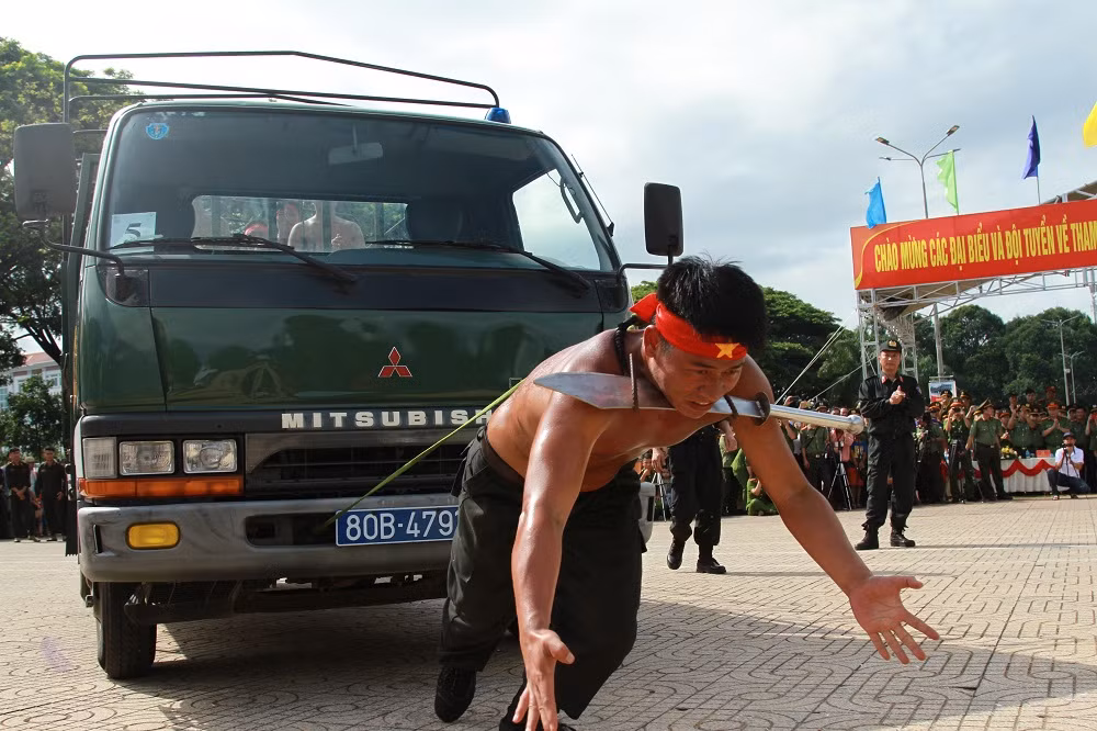 Mục kích những màn nội công thượng thừa của cảnh sát cơ động ảnh 10
