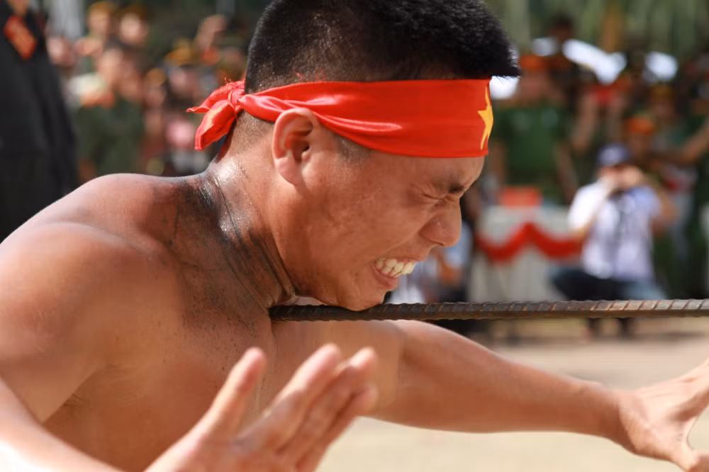 Mục kích những màn nội công thượng thừa của cảnh sát cơ động ảnh 5