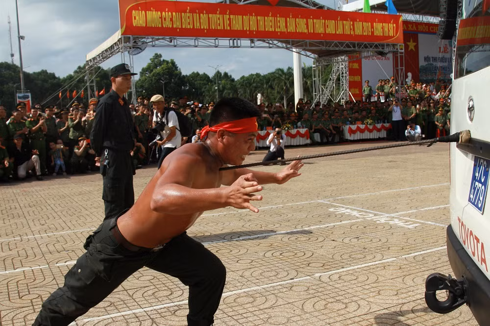 Mục kích những màn nội công thượng thừa của cảnh sát cơ động ảnh 6