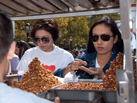 Các cô gái háo hức mua đồ ăn