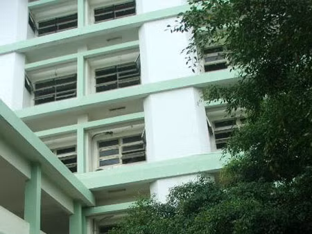 Khu vực ông Khì nhảy lầu tự vẫn tại Bệnh viện đa khoa Phú Yên. Ảnh: Dân Việt 