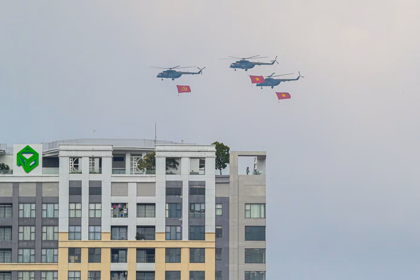 Sau khi bay vòng vào khu vực trung tâm, đội hình bay chuyển hướng ra bến Bạch Đằng.