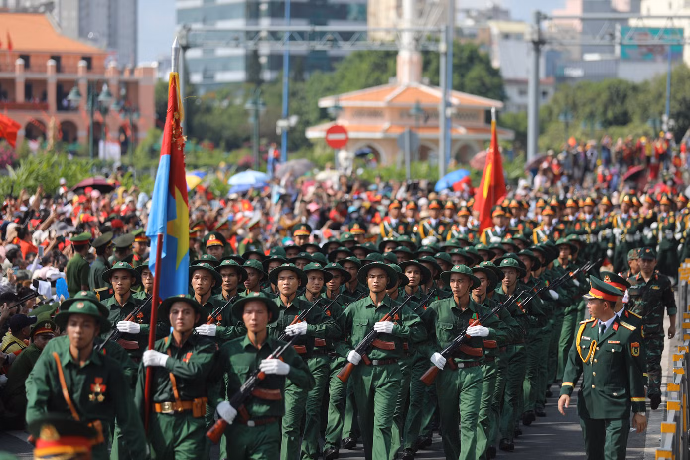 TPHCM tổ chức phân luồng, cấm dừng đỗ và hạn chế người, phương tiện lưu thông tại nhiều tuyến đường ở trung tâm thành phố từ 3 giờ sáng đến 12 giờ trưa ngày 30/4. Ảnh: Duy Anh