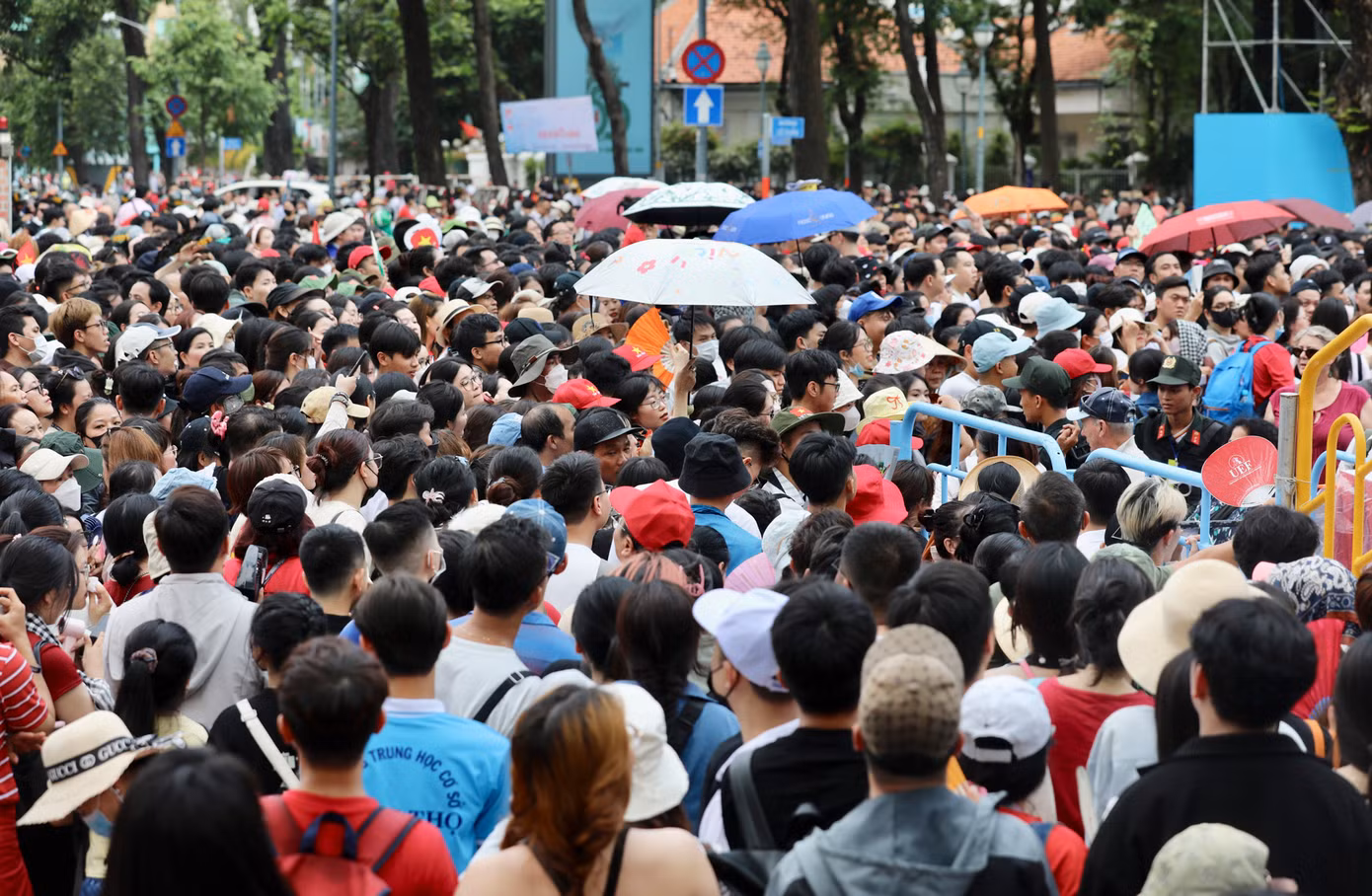 Khu vực gần nơi diễn ra buổi sơ duyệt diễu binh chật kín người vào lúc 15h cùng ngày.
