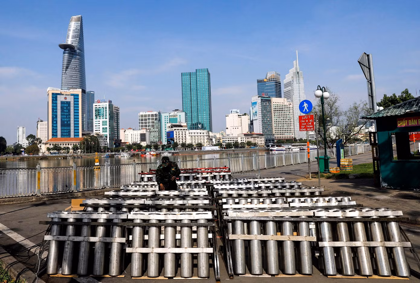 Để phục vụ người dân dịp Tết nguyên đán 2025, TPHCM đã tổ chức 2 điểm bắn pháo hoa tầm cao và 13 điểm tầm thấp, trong đó có 3 điểm bắn từ sà lan trên sông. Đây là năm đầu tiên thành phố lập kỷ lục với tổng cộng 15 điểm bắn pháo hoa.