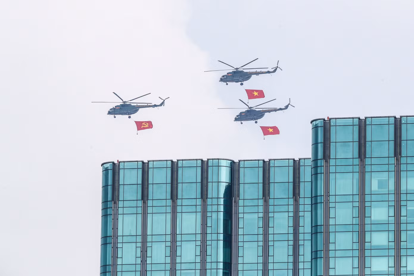 Thực hiện chỉ đạo của Quân ủy Trung ương, Bộ Quốc phòng, lực lượng trực thăng của Quân chủng Phòng không - Không quân đã tổ chức phối hợp hiệp đồng, triển khai nhiệm vụ bay huấn luyện, hợp luyện, chuẩn bị cho bài bay biểu diễn chào mừng tại trung tâm TPHCM.
