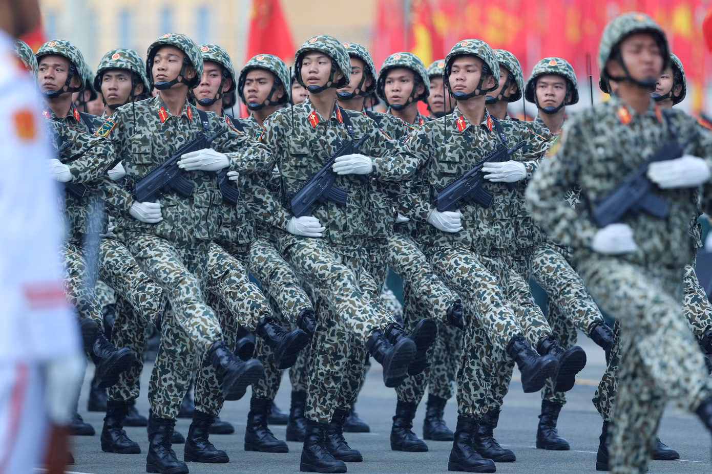 Để có được những hình ảnh đẹp, ấn tượng này, các chiến sĩ đã trải qua những ngày phơi nắng, dầm mưa tập luyện. Tất cả cùng nỗ lực để những bước chân, ánh mắt, đánh mặt sẽ được thế giới biết đến.