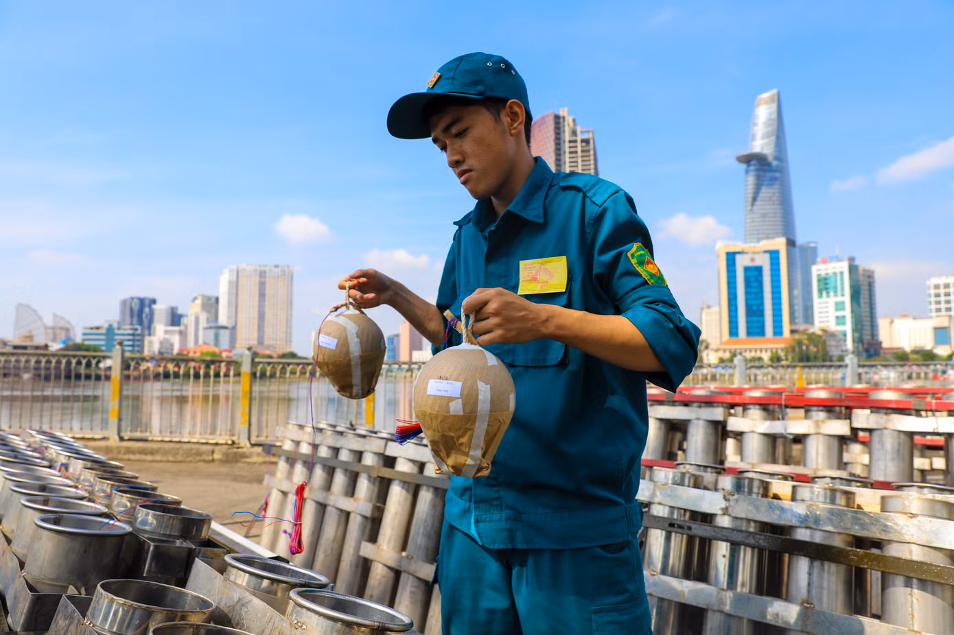 Trưa 29 Tết, tại công viên hầm vượt sông Sài Gòn, công tác chuẩn bị các giàn pháo diễn ra khẩn trương và đảm bảo an toàn.
