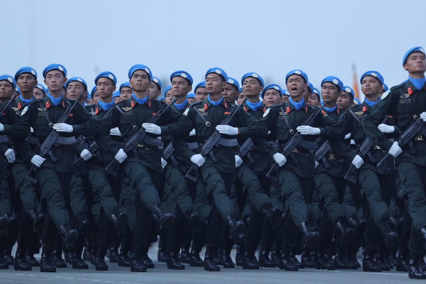 Để có được những hình ảnh đẹp, ấn tượng này, các chiến sĩ đã trải qua những ngày phơi nắng, dầm mưa tập luyện. Tất cả cùng nỗ lực để những bước chân, ánh mắt, đánh mặt sẽ được thế giới biết đến.